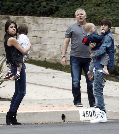 Selena+Gomez+Justin+Selena+Practicing+Being+Zv7aCfuSIMal