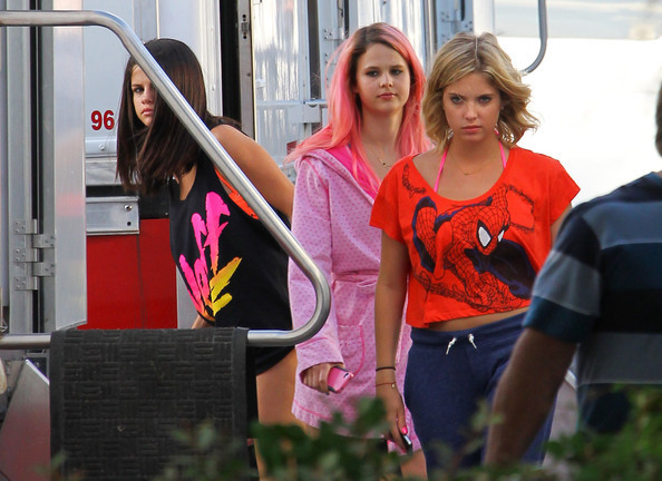 Selena+Gomez+Ladies+Spring+Breakers+Get+Swagger+_zX0EbMI6iWl