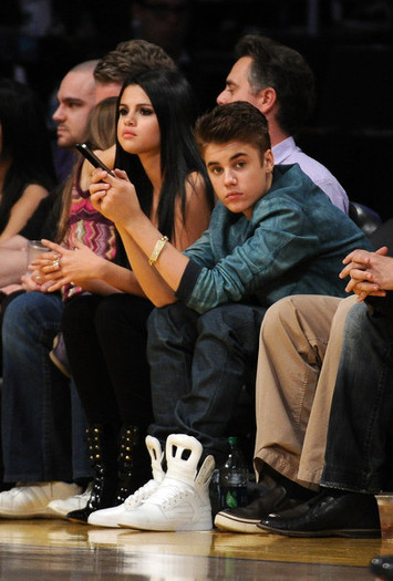 Selena+Gomez+San+Antonio+Spurs+v+Los+Angeles+ifPstdld0wsl