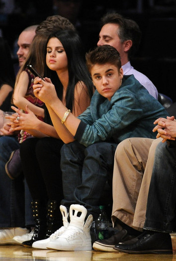 Selena+Gomez+San+Antonio+Spurs+v+Los+Angeles+IZLIFysN_BHl