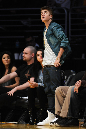 Selena+Gomez+San+Antonio+Spurs+v+Los+Angeles+P_6xRsx6aKEl
