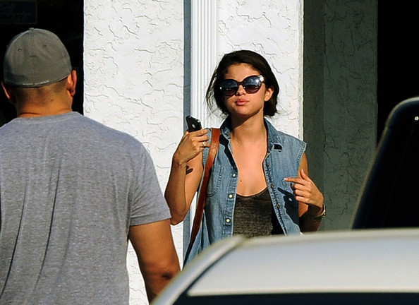 Selena+Gomez+Selena+Gomez+Gets+Fresh+Tan+Upcoming+8qNbS8ZyrlAl