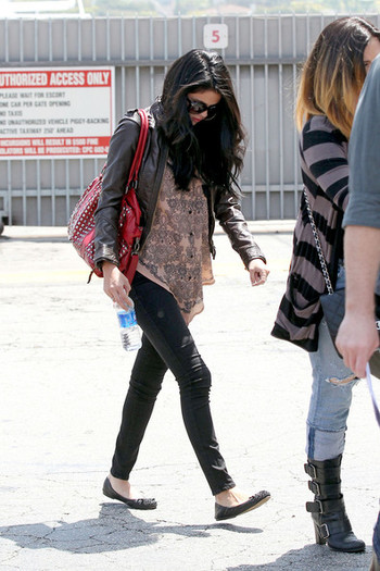 Selena+Gomez+Selena+Gomez+Santa+Monica+Airport+9vw6d_YAlvRl