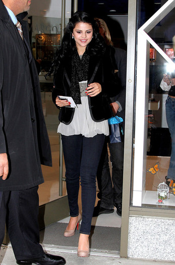 Selena+Gomez+Selena+Gomez+Shops+Madison+Ave+keXMmvF2h1el