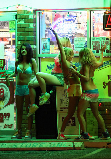 Selena+Gomez+Selena+Gomez+Vanessa+Hudgens+4Z7Dmx46DLql