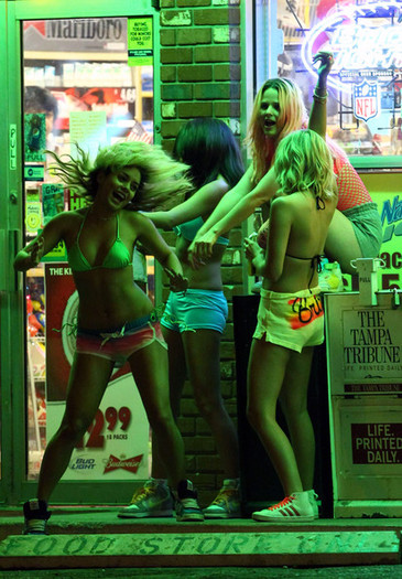 Selena+Gomez+Selena+Gomez+Vanessa+Hudgens+bPOZ74eQBS1l