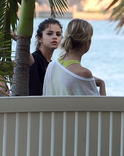 Selena+Gomez+Selena+Gomez+Vanessa+Hudgens+DBISFaUCZ6Nl