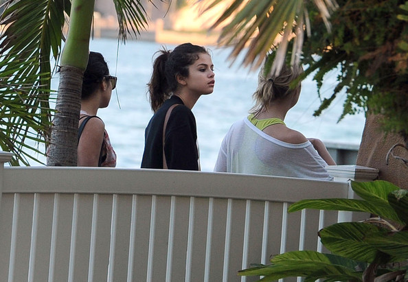 Selena+Gomez+Selena+Gomez+Vanessa+Hudgens+KSyOZLwCSX-l