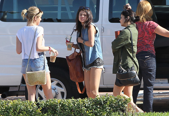 Selena+Gomez+Selena+Gomez+Vanessa+Hudgens+st8gtrDIEjVl