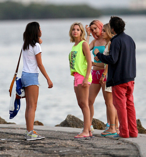 Selena+Gomez+Vanessa+Ashley+Selena+Filming+atPtRXDMPEUl