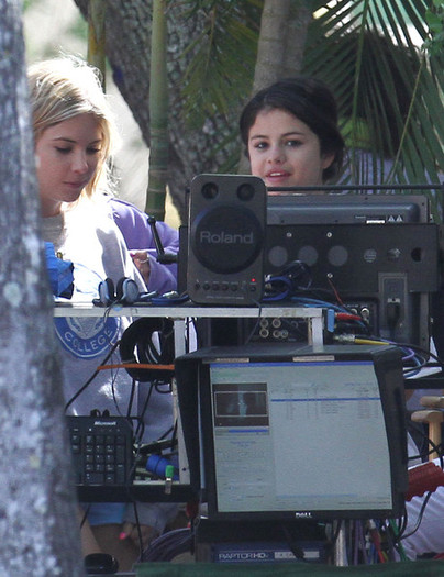 Selena+Gomez+Vanessa+Hudgens+Gone+Blonde+9mXNvTjgRRol - 00 Selena Gomez 001