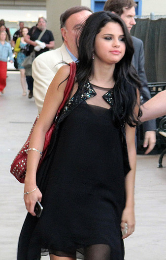 Selena+Gomez+Selena+Gomez+Leaves+El+Capitan+fI70LCUlkMQl - 00 Selena Gomez 001