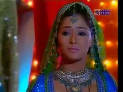 00_04_48 - sara khan 4