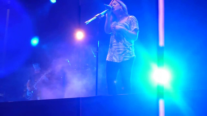 My Love Is Like A Star - Demi Lovato - Panama City_ April 13th. 6000 - Demi - Singing My Love Like A Star Live In Panama City Part o11