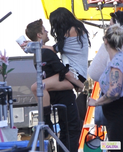 normal_001%7E192 - 21 04 2012 Selena on the set of the video Justin Bieber LA