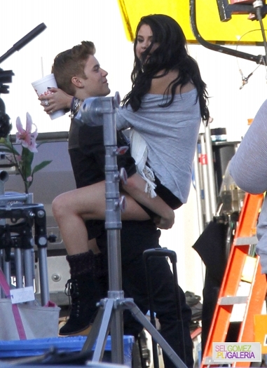 normal_002%7E185 - 21 04 2012 Selena on the set of the video Justin Bieber LA