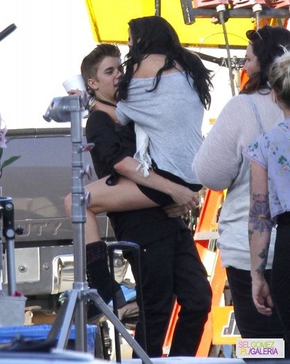 normal_003%7E186 - 21 04 2012 Selena on the set of the video Justin Bieber LA