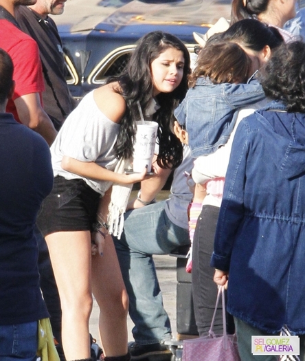 normal_007%7E121 - 21 04 2012 Selena on the set of the video Justin Bieber LA