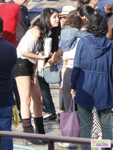 normal_008%7E111 - 21 04 2012 Selena on the set of the video Justin Bieber LA