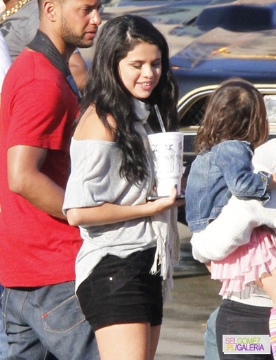 normal_011%7E114 - 21 04 2012 Selena on the set of the video Justin Bieber LA