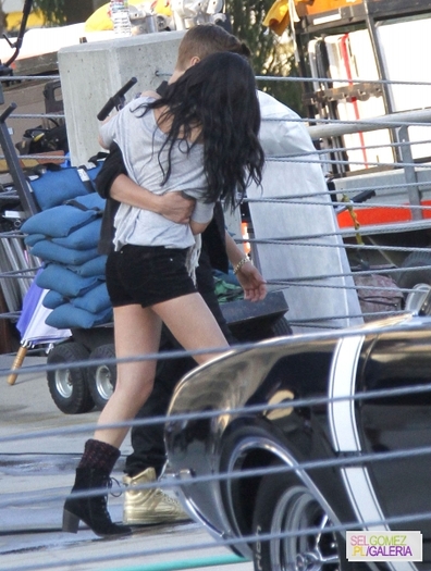 normal_015%7E85 - 21 04 2012 Selena on the set of the video Justin Bieber LA