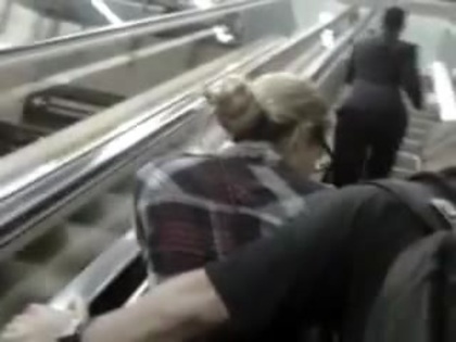 Demi Lovato No Aeroporto - Brasil 18.04.2012 (699) - Demi No Aeroporto - Brasil 18 04 2012 Part oo1