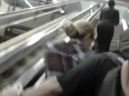 Demi Lovato No Aeroporto - Brasil 18.04.2012 (715) - Demi No Aeroporto - Brasil 18 04 2012 Part oo1