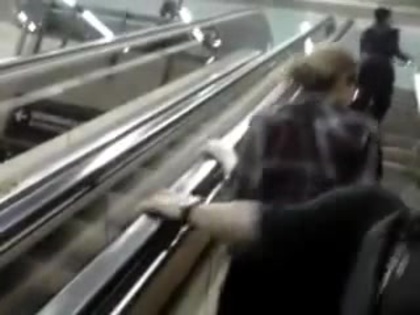 Demi Lovato No Aeroporto - Brasil 18.04.2012 (777) - Demi No Aeroporto - Brasil 18 04 2012 Part oo1