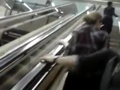 Demi Lovato No Aeroporto - Brasil 18.04.2012 (779) - Demi No Aeroporto - Brasil 18 04 2012 Part oo1