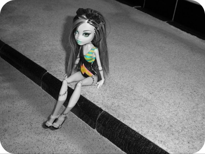 frankie_at_the_pool_by_defraggler-d3ge8zh - monster high