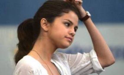 Nu!!! (Offf...va fi greu sa o facem sa vada ca realitatea nu inseamna numai haine si pantofi...)