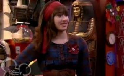 Ba sunt! Tu ma faci pe mine nebuna? Ia vino aici! (s-au batut cu perne)