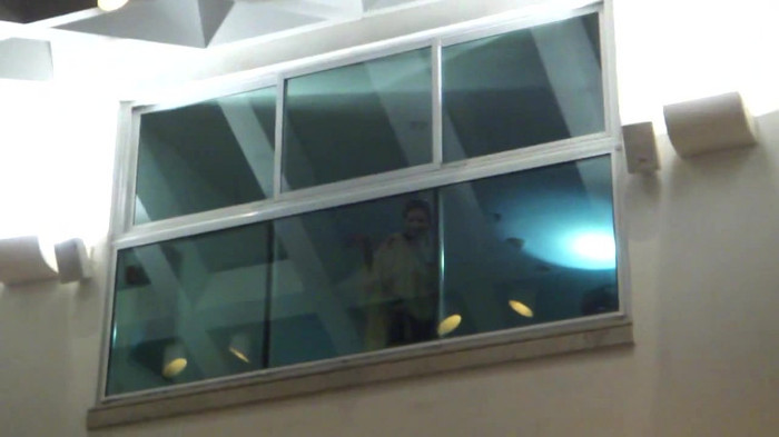 Demi  -  Sheraton Barra (1768) - Demi - She Welcomes Fans From Hotel Balcony Part oo3