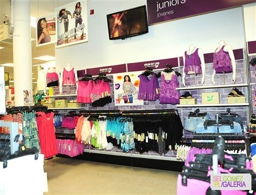 006%7E143 - 24 04 2012 Selena visiting the Kmart store LA