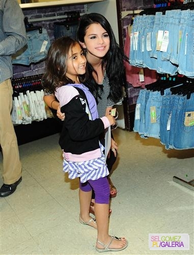 024%7E71 - 24 04 2012 Selena visiting the Kmart store LA