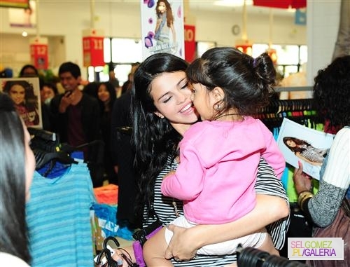 025%7E64 - 24 04 2012 Selena visiting the Kmart store LA