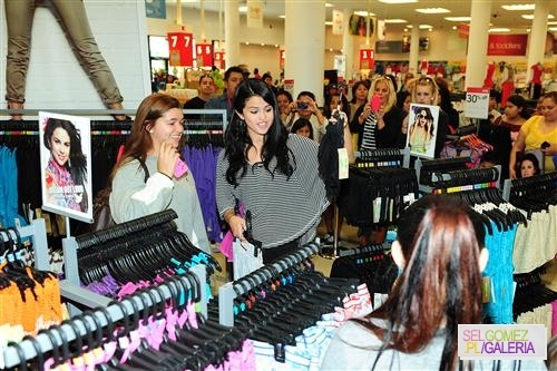 027%7E61 - 24 04 2012 Selena visiting the Kmart store LA
