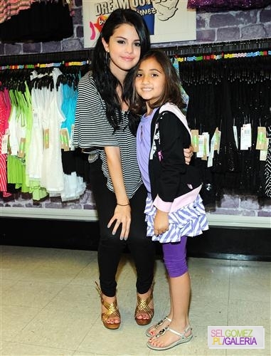 039%7E43 - 24 04 2012 Selena visiting the Kmart store LA