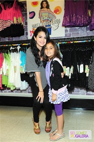 041%7E42 - 24 04 2012 Selena visiting the Kmart store LA