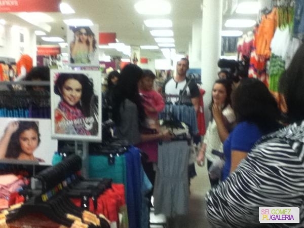56Abril - 24 04 2012 Selena visiting the Kmart store LA