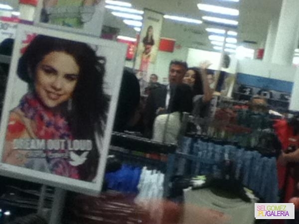 57Abril - 24 04 2012 Selena visiting the Kmart store LA