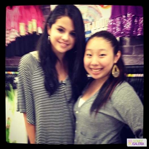 normal_52Abril - 24 04 2012 Selena visiting the Kmart store LA