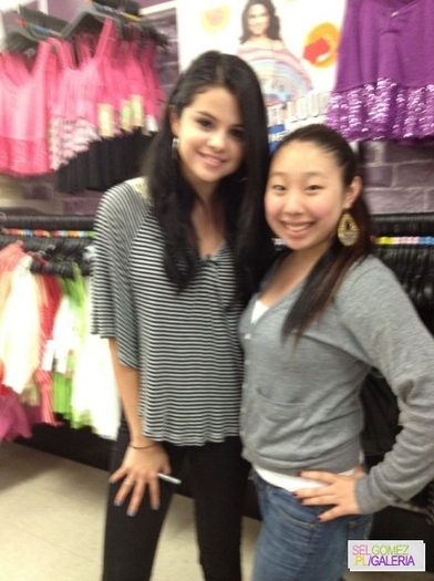 normal_53Abril - 24 04 2012 Selena visiting the Kmart store LA