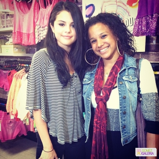 normal_54Abril - 24 04 2012 Selena visiting the Kmart store LA