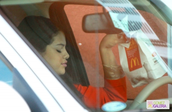 normal_007%7E123 - 24 04 2012 Selena at the McDonalds in Los Angeles