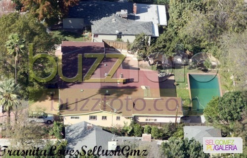 081112jsm_selenagomez_02 - Selena Gomez home in Studio City