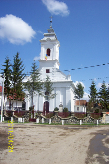 100_3850 BISERICA ZUGRAVITA IN ANUL 2011.