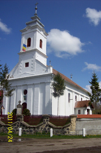 100_3851 TRICOLORUL FLUTURA IN TURNUL BISERICII DIN PALOS ARDEAL.