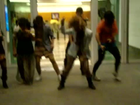 Demi Dançando Na Porta Do Hotel RJ 001 - Demi - Dance in the hotel lobby