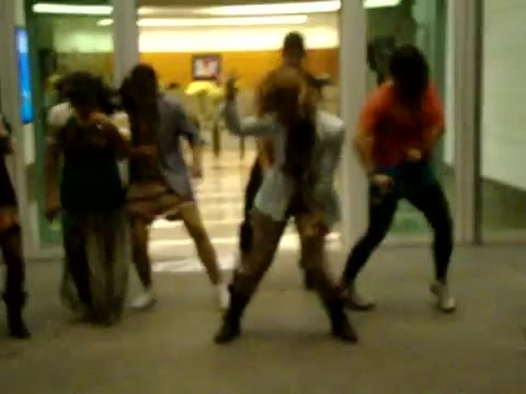 Demi Dançando Na Porta Do Hotel RJ 003 - Demi - Dance in the hotel lobby